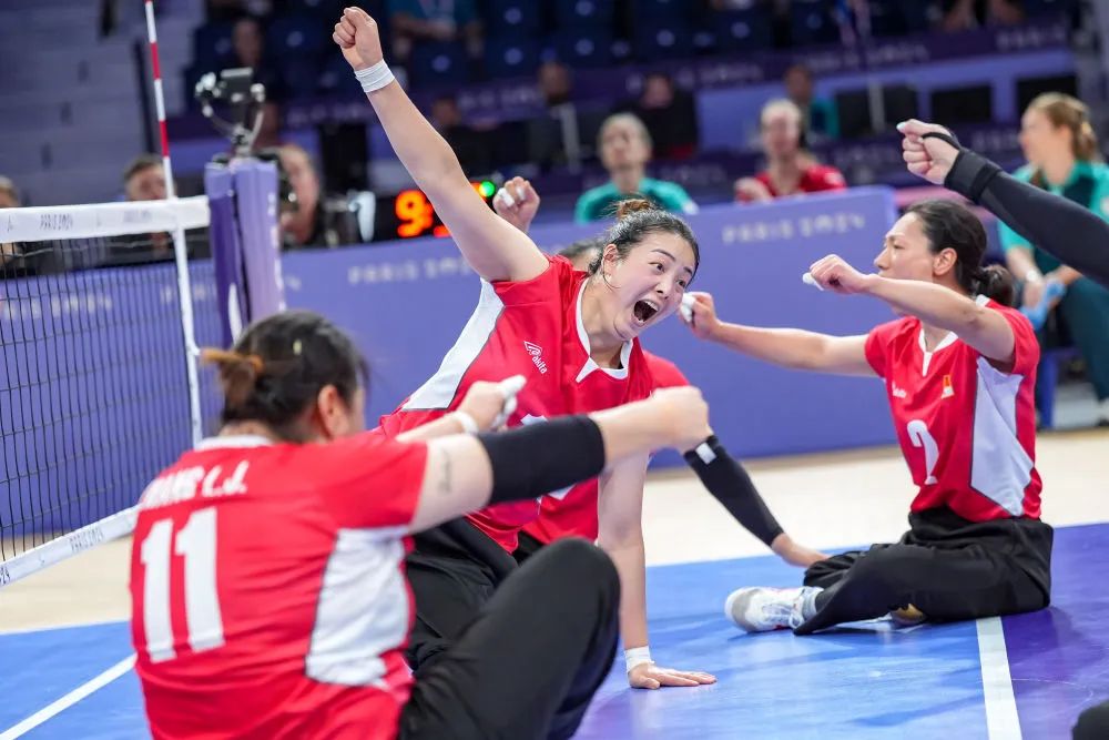 8月30日,中国队球员唐雪梅(中)在比赛中庆祝得分。新华社记者 张铖 摄